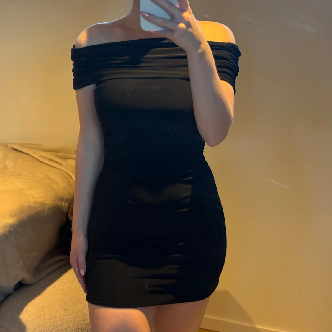 Svart offshoulder kort klänning - 3