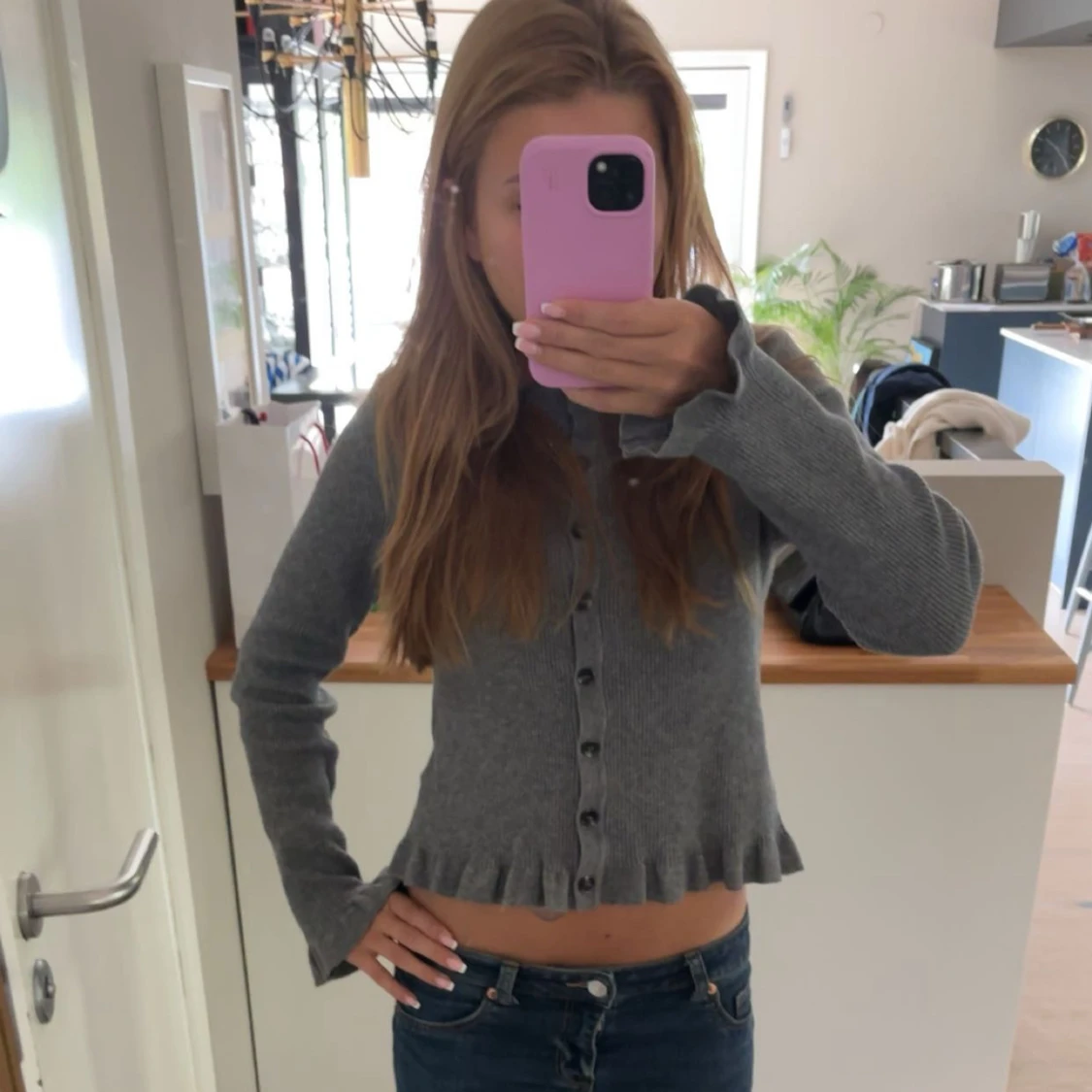 Grå ribbad kofta med volangkant