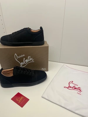 Christian Louboutin skor - Ett par av svarta christian louboutin skor i storlek 43. De är helt nya och allt i bilderna kommer med. Pris kan diskuteras och skriv om du har några frågor. 