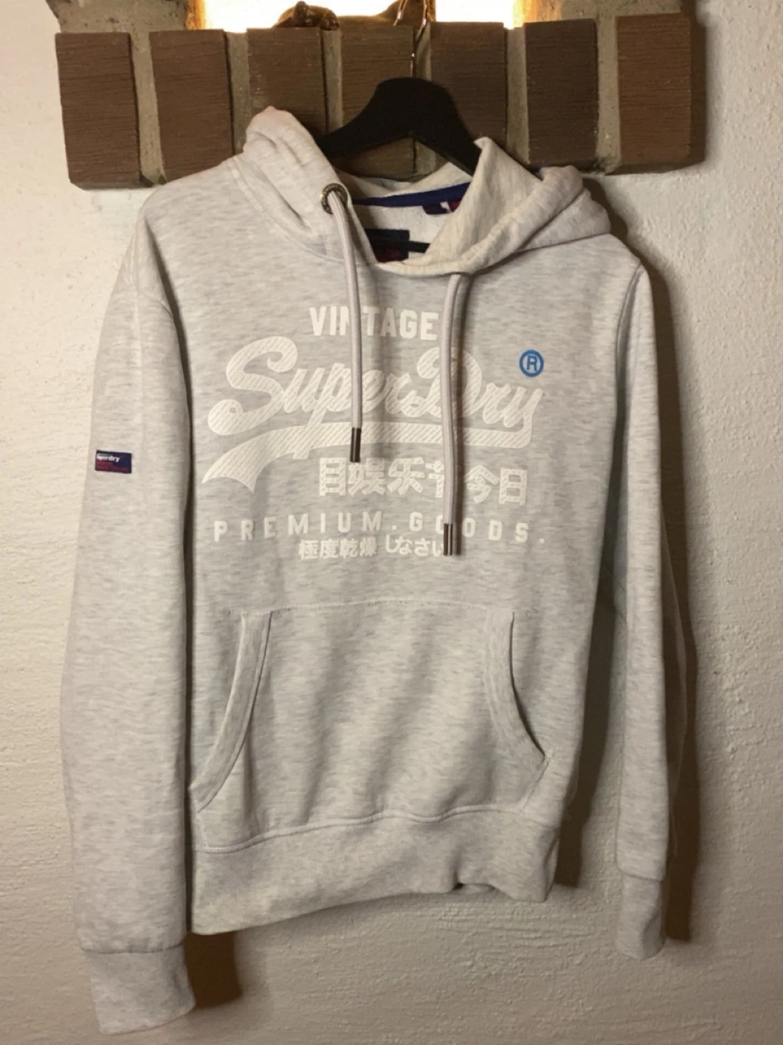 Ljusgrå hoodie från Superdry