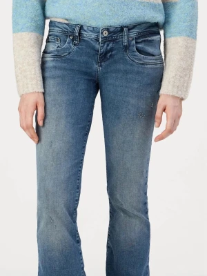 Blå bootcut jeans från LTB - Snygga blå bootcut jeans från LTB med klassisk femficksdesign. Jeansen har normal passform och är tillverkade i mjukt denimtyg som ger en skön känsla hela dagen. Klippta i längden, passar mig som är 164cm. 