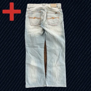 Vintage Nudie Jeans Bootcut Ola  - Ett par Nudie Jeans Bootcut Ola i bra skick! Storlek 31/32, men har blivit upplagda (se mått nedan!). Passar mer som 30/28. Skriv om du har frågor!  Mått: Midja – 41 cm, Midjehöjd – 22 cm, Lår – 26 cm, Innersöm – 70.5 cm, Längd – 95 cm, Benöppning – 21.5 cm