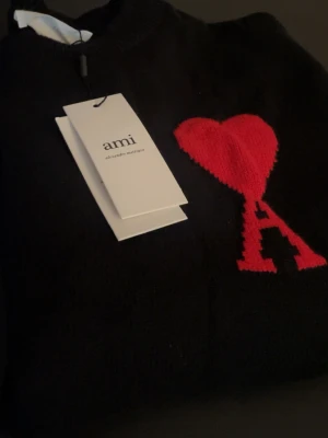 Svart tröja från Ami - Ny ami tröja utan prislapp. Prisslappen är ej kvar i tröjan eftersom jag har hade på mig den endast en gång annars är den sprillans ny