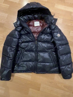 Moncler maya - En jättefin jacka perfekt för vintern. Storlek S och passformen är toppen