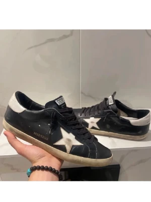 Golden goose skor - Golden Goose skor i stl 43 har tecken på användning men bra skick överlag hör av er vid fler frågor🙌