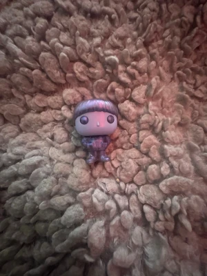 Will Byers upside down kinder joy - Säljer en liten Funko Pop-figur i metallicfärg. Figuren har stora svarta ögon, lila och blå nyanser och klassisk Funko-stil med stor rund huvudform och liten kropp. Perfekt för samlare eller som dekoration på skrivbordet. Rare will Byers, kan diskutera pris 