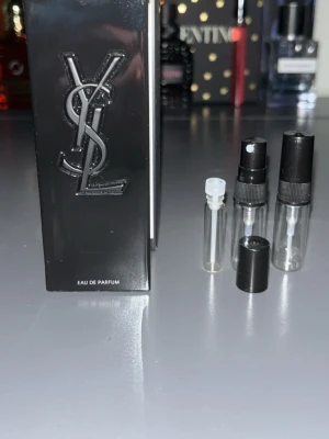 YSL myself edp sample 1ml/2ml/3ml - Sample av ysl myself edp. Perfekt för dig som vill testa parfymen men inte vill köpa hela flaskan direkt! Pris: 1ml:20kr 2ml:40kr 3ml:59kr