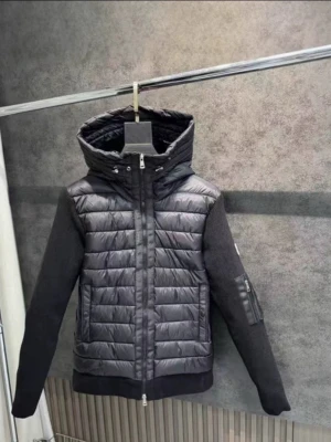Moncler cardigan  - Snygg svart pufferjacka med quiltad front och rygg, samt släta ärmar. Jackan har huva, dragkedja framtill och ribbade muddar. Perfekt för kyliga dagar och ger en modern look.