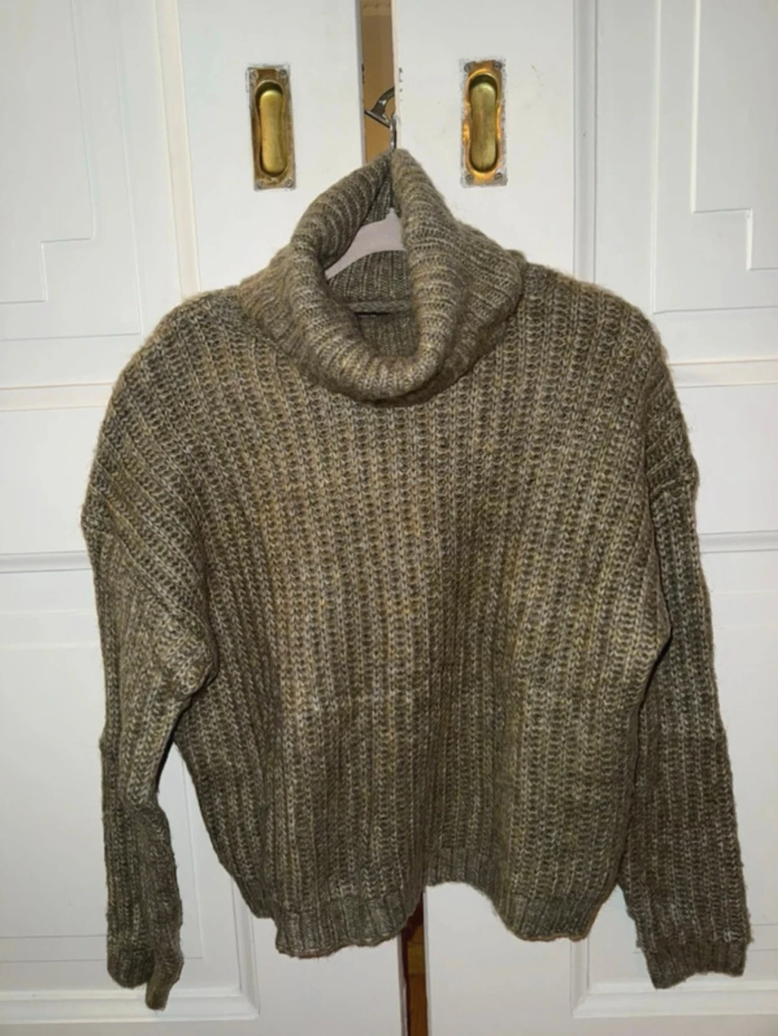 Olivgrön stickad polotröja