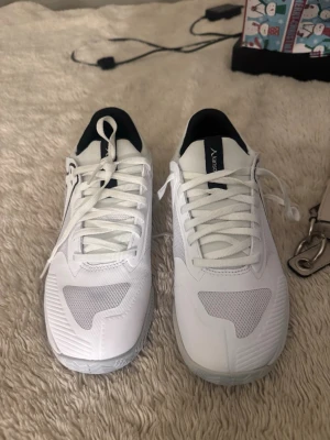 Vita padelskor från kanso  - Vita oanvända padelskor från det populära padel skomärket Kanso. Eftertraktade skor inom padeln.