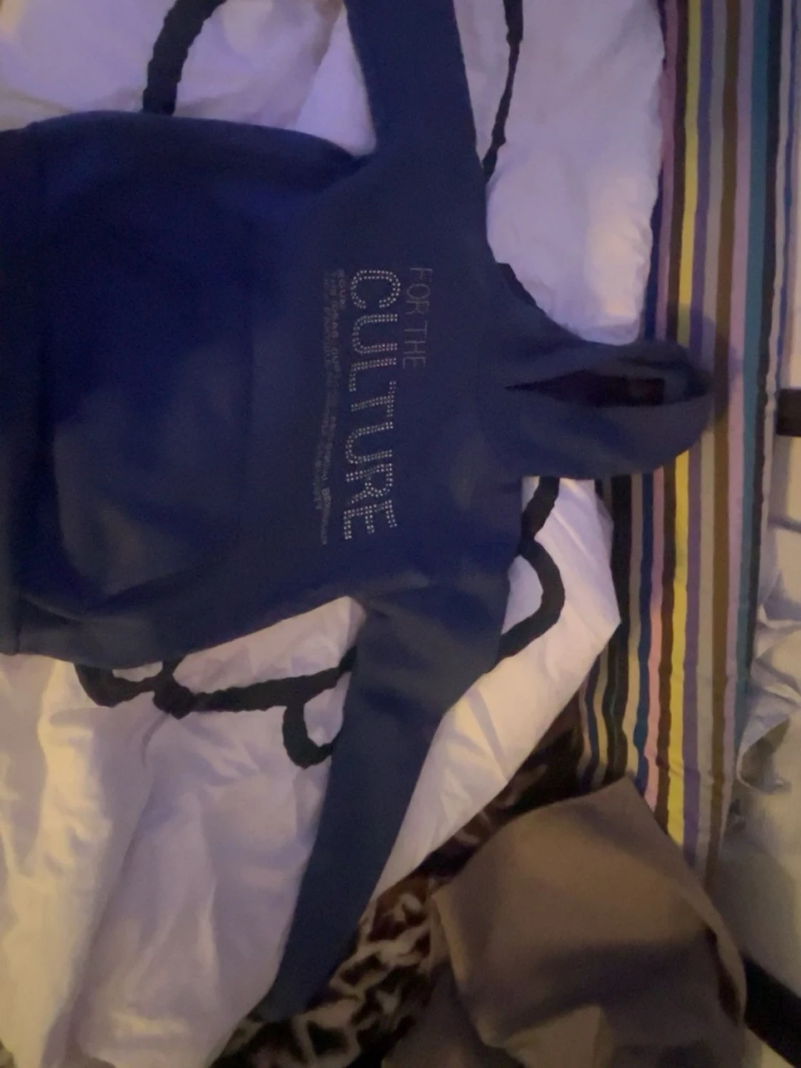 Mörkblå hoodie med strasstext - 5