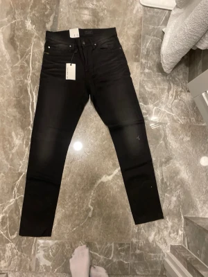 2 par nya tiger of Sweden jeans.  - Svart w30 l32.  blå w30 l34. Helt nya med tags. 