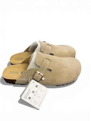 Birkenstock  - Snygga och värma tofflor köpte dem i fel storlek så om intresserad skrev. Män&Kvinnor
