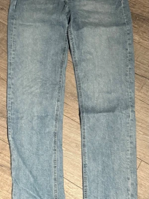 Ljusblå relaxed jeans från Jack & Jones - Ljusblå jeans från Jack & Jones i modellen Relaxed/Chris. Jeansen har en avslappnad passform med raka ben och klassisk femficksdesign. Tillverkade i mjukt bomullsmaterial och perfekta för en chill och enkel stil.