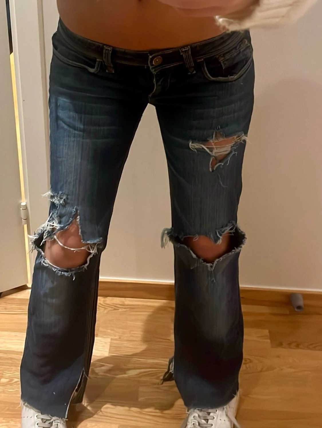 Mörkblå bootcut jeans med slitningar