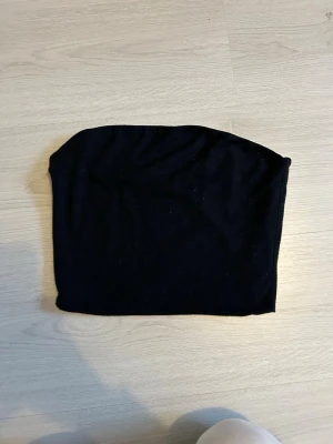 Svart topp - Svart topp från BikBok storlek S! 