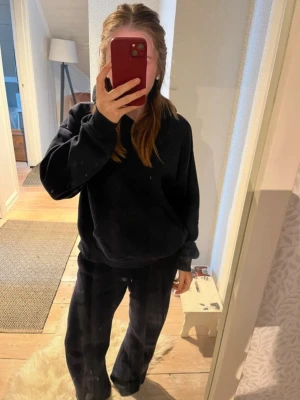 Marinblått mjukissett (tröjan-xs, byxorna-xxs) - Säljer ett set från Gina Tricot. Setter består av marinblå mjukisbyxor med loose fit och resår i midjan och en hoodie i samma färg. Perfekta för chill dagar hemma eller när du vill vara bekväm men ändå se snygg ut. 
