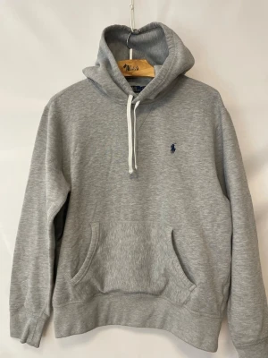 Ralph Lauren hoodie  - Grå Ralph lauren hoodie i storlek M, unisex. Vid minsta fråga är det bara att hojta till!😄