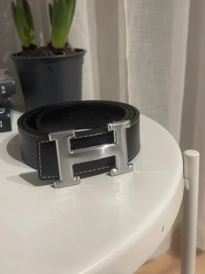 Svart hermm””es bälte med silver logga - Säljer ett her”””mes bälte helt ny skick. 
