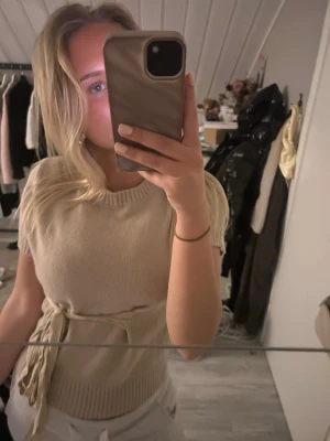 Stickad topp Zara - Super populär stickad topp från Zara. Aldrig använt den! Superfint skick!💕 