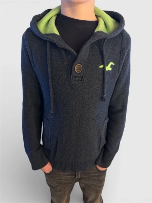 Hollister cardigan/hoodie  - Fet stickad hoodie/cardigan från hollister! Storlek S men passar mer xs | skriv för mer info eller frågor! Pris går självklart att diskutera