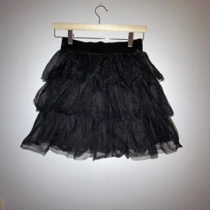 Svart kjol - Svart tyllkjol med volanger. Perfekt till fest, party eller att styla coquette/ballerina till vardags.