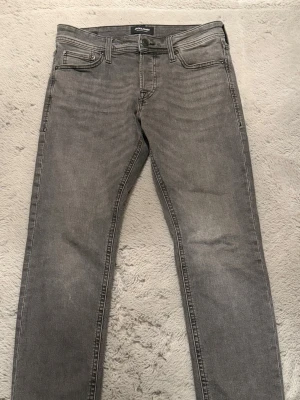 Jeans  - Hej jag säljer dessa otroligt snygga jeans från Jack n Jones i topp skick. Storlek är 28-30. Slim fit