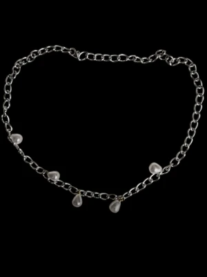 Silver halsband  - GRATIS GÅVA MED VARJE ORDER! Stilren silverfärgad halsband i modern design, små guldetalj perfekt som vardagssmycke eller att klä upp en outfit. Tillverkad i slitstark mässing-stål som ej rostar och är bekväm att bära hela dagen. Gratis gåva på köpet, snabb leverans, jag svarar alltid snabbt och skickar direkt. Perfekt present till dig själv eller någon du tycker om 💖 ✨💎📦💬