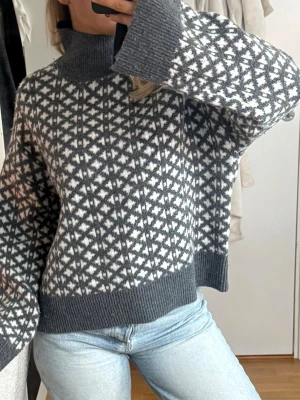 Stickad tröja Lindex - En fin stickad tröja från Lindex i storlek S som nästan aldrig använts 🩷