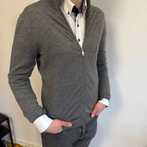 Grå Zipup M - Grå zipup från märket Matinique i storlek M - fri från defekter - modellen på bilden är 182 cm 67 kg - Med vänlig hälsning, 