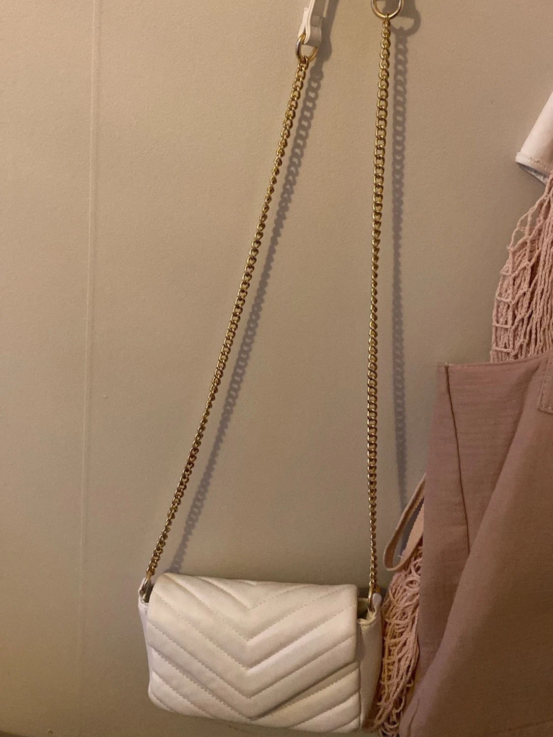 Vit quiltad axelväska med guldkedja