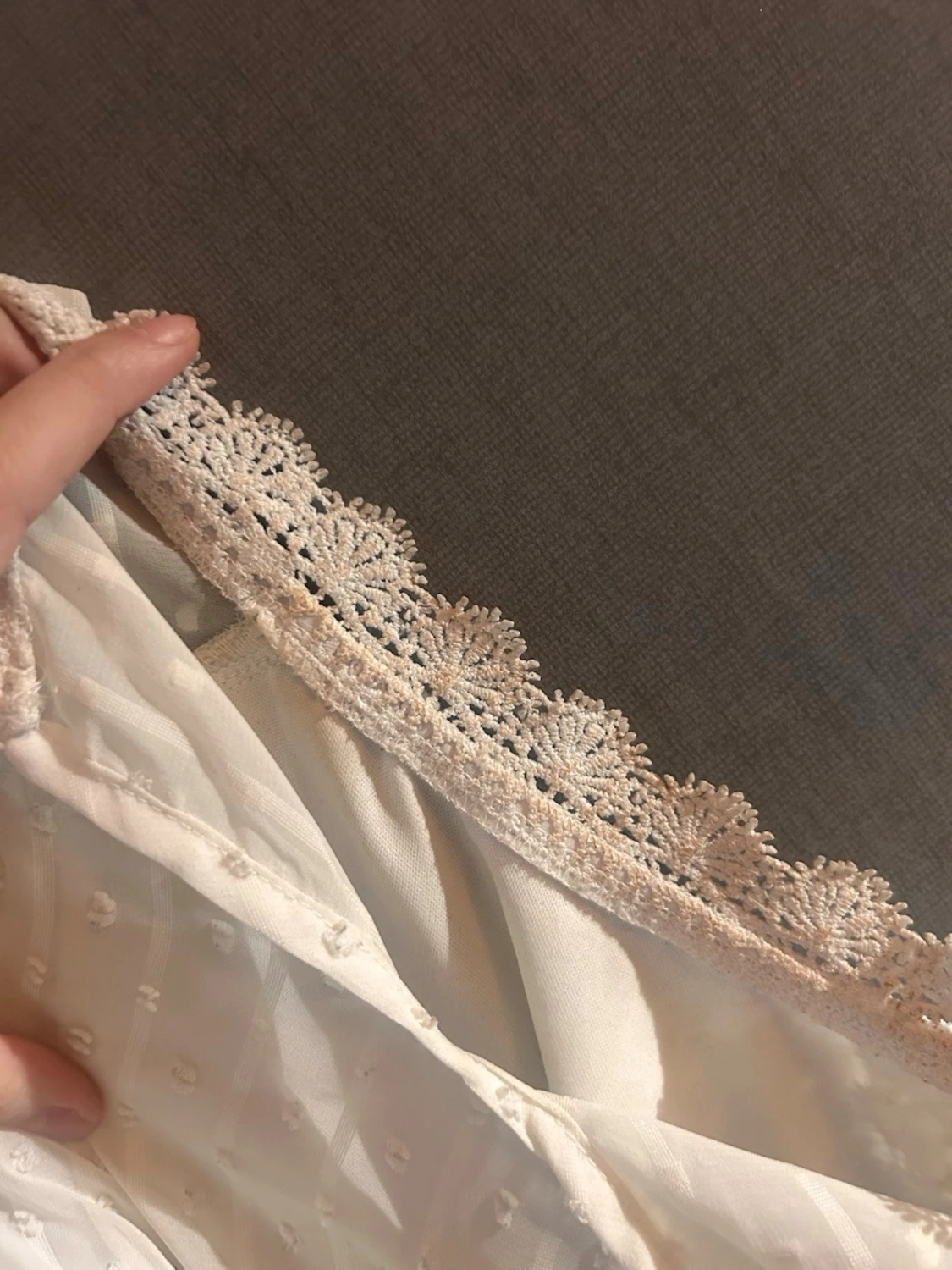 Vit spetsblus med broderade detaljer - 3