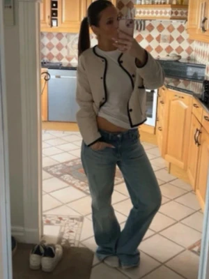 Zara jeans  - Underbara jeans ifrån Zara köpta second hand. Säljer utan att jag använt de pga för tighta i midjan, däremot helt perfekta i längden på mig som är 175. Storlek 36, mid waist men kan bäras som low waist. (Inte jag på första bilden)