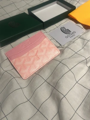 Råsa G plånbok  - En liten råsa plånbok med mönster. Kort, box, filt, plånbok medföljer