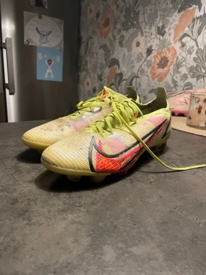 Nike fotbollsskor  - Säljer mina Nike mercurial vapor 14 i storlek 44.5 eftersom att de inte passar mig längre! Skorna är i använt skick men fungerar fortfarande väldigt bra! Pris 799kr men går att förhandlas!