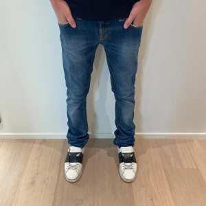 Nudie Jeans - Feta Nuide Jeans! Modell ”Slim Kim”. W27 L34.     Hör av er vid minsta fundering!