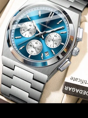 Blå kronografklocka i rostfritt stål - Snygg kronografklocka från Boedagar med blå urtavla och silverfärgade detaljer. Klockan har tre subdials, datumvisning och robust armband i borstat rostfritt stål. Perfekt accessoar för dig som gillar stilrena och moderna klockor.