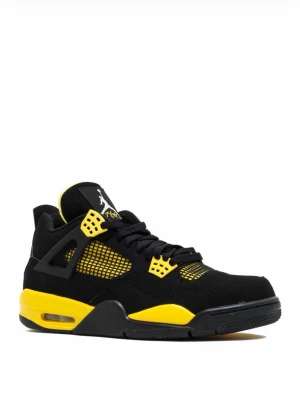 Nike Air Jordan 4 svart/gul sneakers - Säljer ett par Nike Air Jordan 4 sneakers i svart och gul med meshdetaljer och klassisk Jordan logga på plösen. Skorna har snörning, platt sula och coola plastdetaljer. Ovandelen är i mocka och syntet för en schysst look.