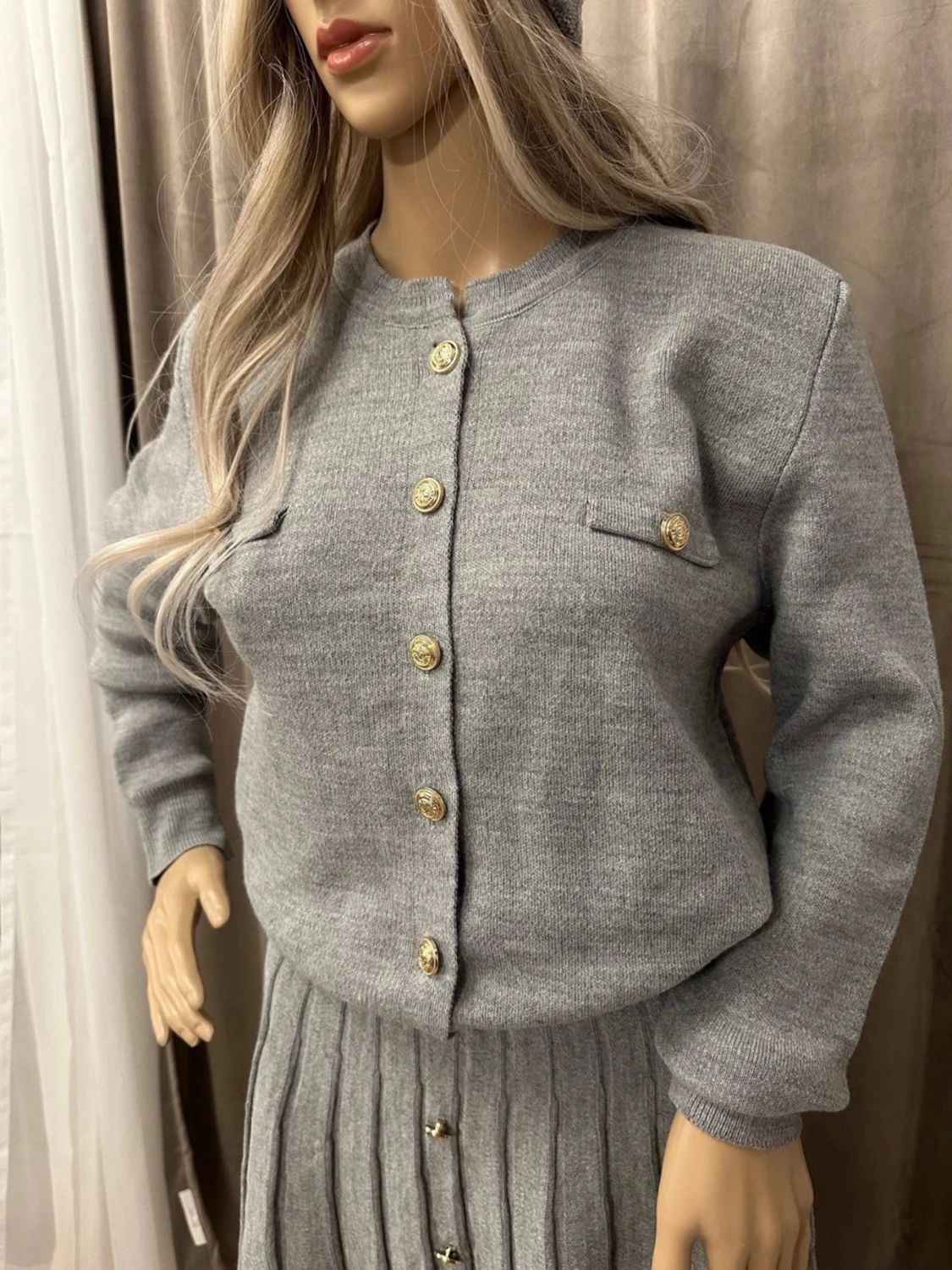 Grått stickat set med kjol och topp - 2