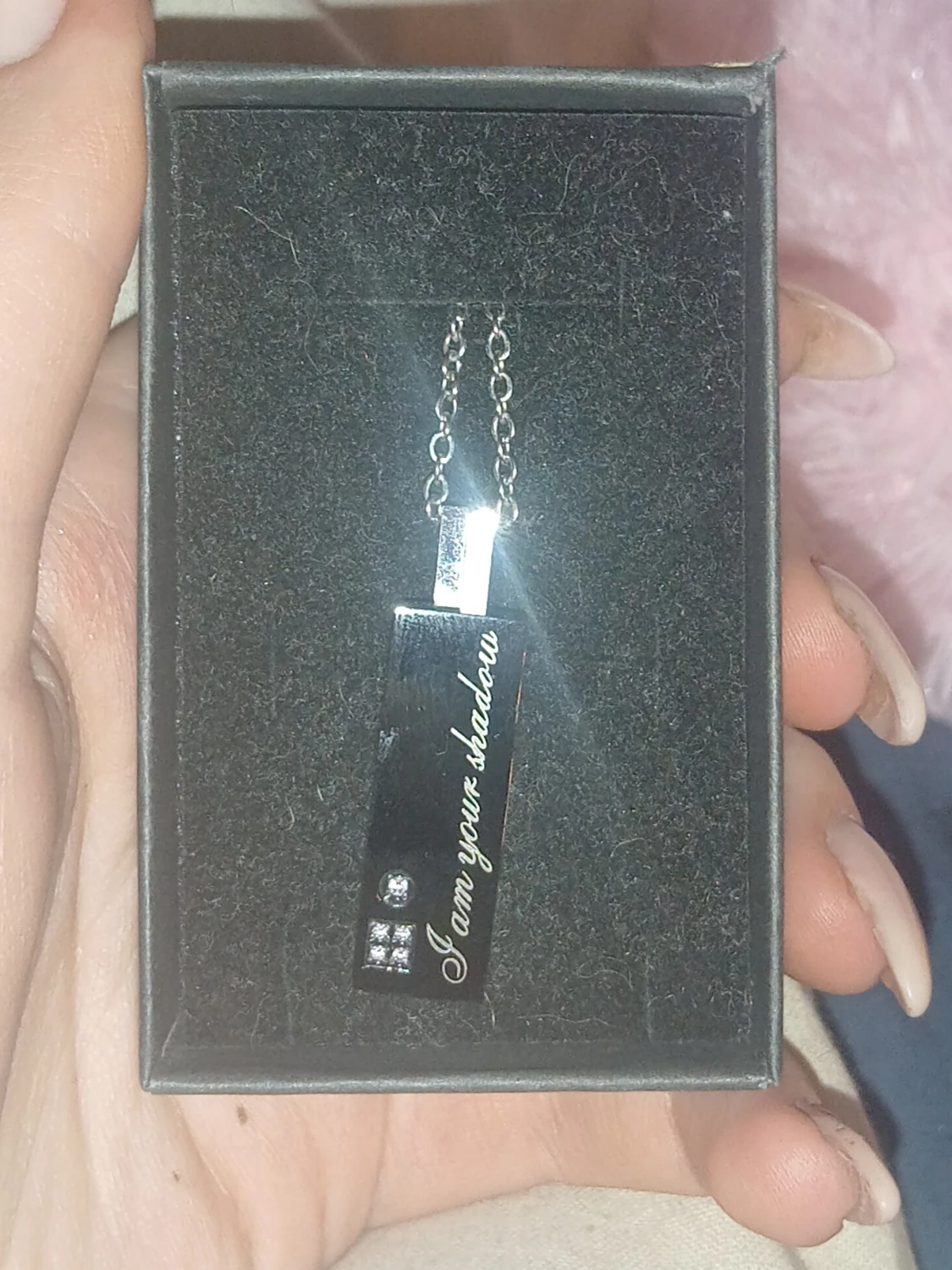 Silvrigt halsband med text och hjärta