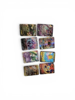 8 Pokémonkort  - Säljer ett set med 8 olika Pokémon kort med färgstarka motiv och holografiska effekter. Blandningen innehåller populära karaktärer som Pikachu och andra legendariska Pokémon. Perfekt för samlare eller dig som vill boosta din kortlek.