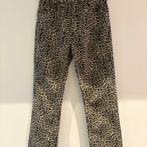 Leopardmönstrade utsvängda jeans - Snygga leopardmönstrade bootcut jeans. Perfekta för dig som vill sticka ut lite extra! Mjukt och stretchigt material som sitter skönt hela dagen.