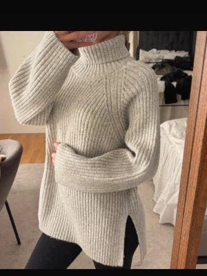 tröja  - säljer en stickad tröja med krage, använd några gånger 