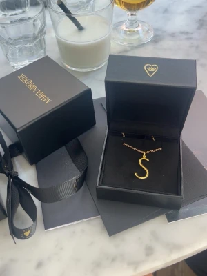 maria nilsdotter - säljer nu mitt fina halsband! köptes i somras, kvitto o allt man fick med när de köptes finns! längd 45 och har absolut inga defekter. kanske använt det 2 gånger❤️