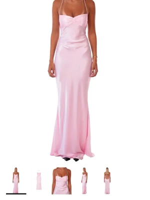 Ljusrosa balklänning med öppen rygg - Säljer en ljusrosa långklänning i satinliknande material med halterneck och öppen rygg. Klänningen har smala axelband, figurnära passform och ett glitterparti vid bysten. Aldrig använd, detta är en intressekoll! Klänningen + all frakt/tull blev ca 2000kr och det tog ca 1 månad att få den.