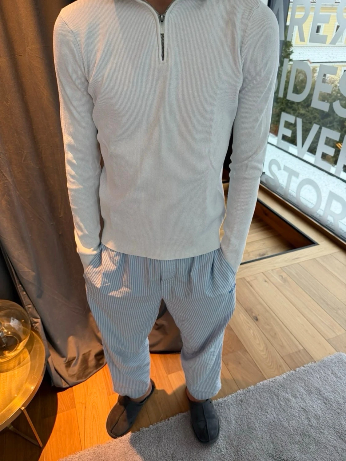 Vit ribbad tröja med halv dragkedja - 1