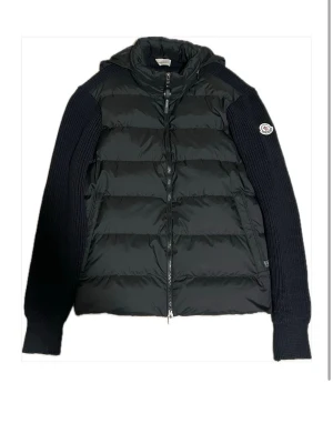 Moncler Cardigan - Skick: Ny Färg: Svart NFC-scan ✅ Fraktar inom 24h📦  Snabb leverans 🚚 