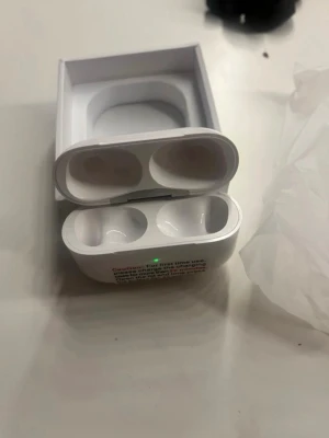 AirPods Pro Gen 4 fodral - Kommer med originalförpackning och manual. Inte alls använda då jag köpte fel fodral. 