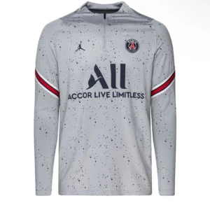 PSG tröja  - PSG tröja använder 1-3 gånger ungefär  Tjejmodel  Sitter väldigt fin och framhäver triangelfyguren  Passar storlek Small  Köpt för 699kr