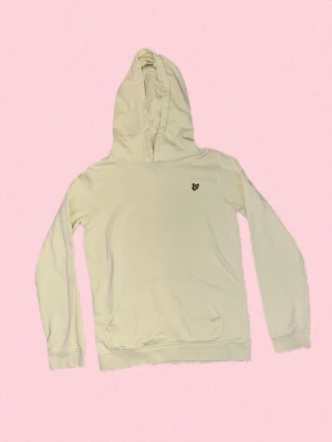 Lyle & scott - Ljus gul lyle & scott hoodie.                             Storlek 14/15 years old.                                     Sick: mycket bra/ bra